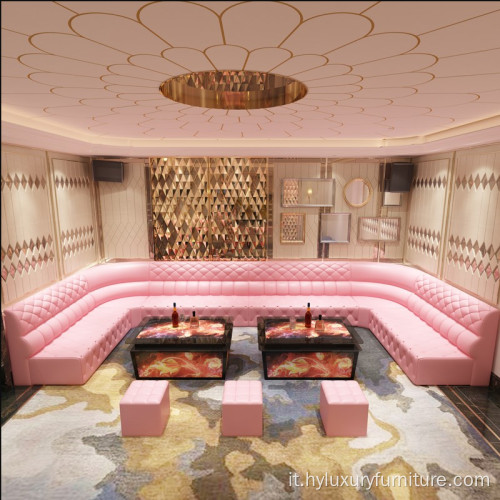 divano a forma di U di colore rosa con posti a sedere per night club
